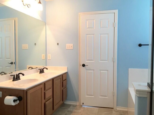 Building Photo - 2019 Woodway Dr