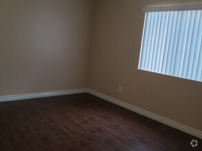 Building Photo - (((MUST SEE))))  Eastvale 4bed 3 bath 2985...