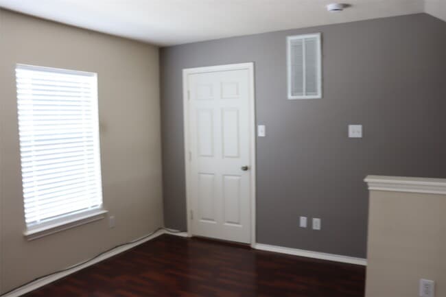 Building Photo - 7007 Woodridge Square Dr