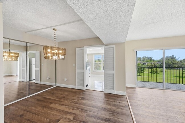 Building Photo - 4158 Inverrary Dr