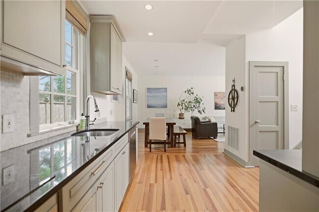 Building Photo - 364 Bellevue Ave