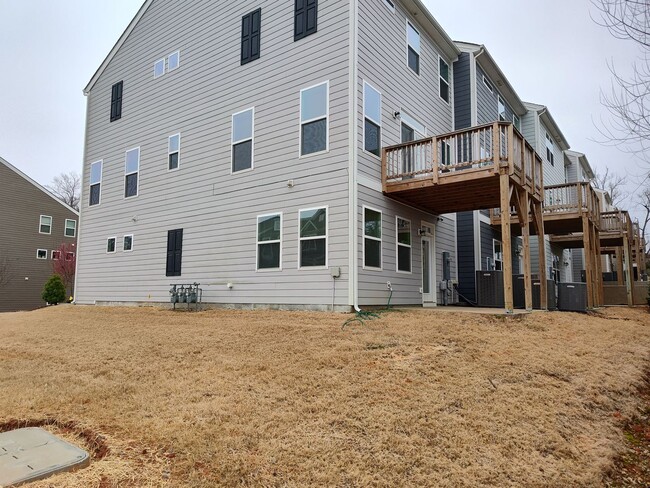 Building Photo - Beautiful 3 story Townhome located in the ...