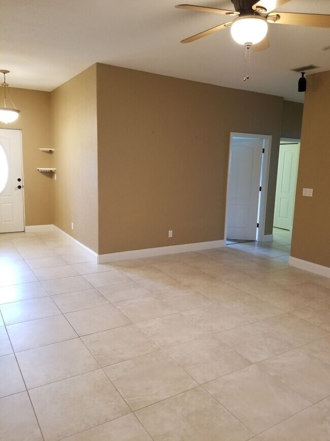 Building Photo - THREE BEDROOM NORTHEAST ST. PETERSBURG HOME