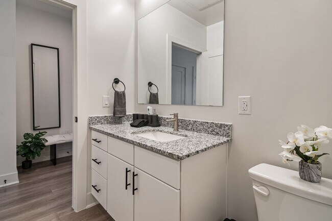 Building Photo - 701 Richmond Ave.