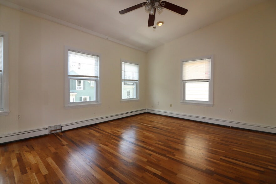 Building Photo - 13 Vinton St