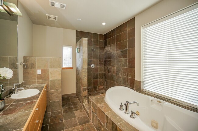 Building Photo - 228 Willard St