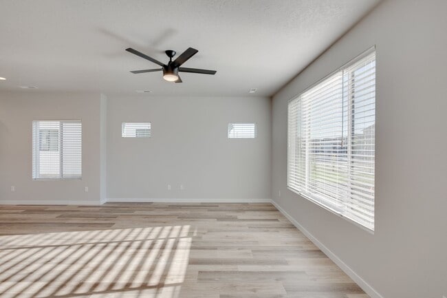 Building Photo - Modern Townhome ready for you today!