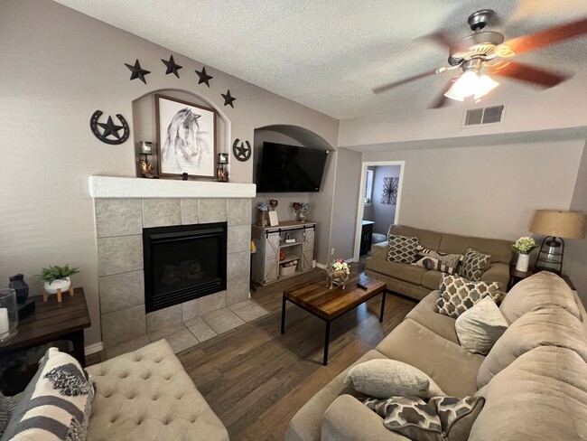 Building Photo - Charming 3-Bed, 2.5-Bath Home with Cozy Fi...