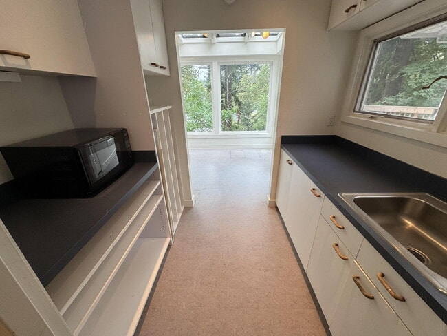 Building Photo - Spacious 2bed Plus Office, Single-level in Waverly Heights