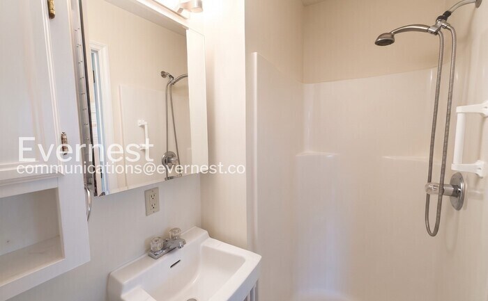 Building Photo - 1407 Cloverdale Cir