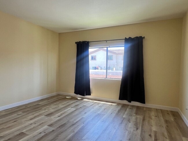 Building Photo - Los Caballeros #526