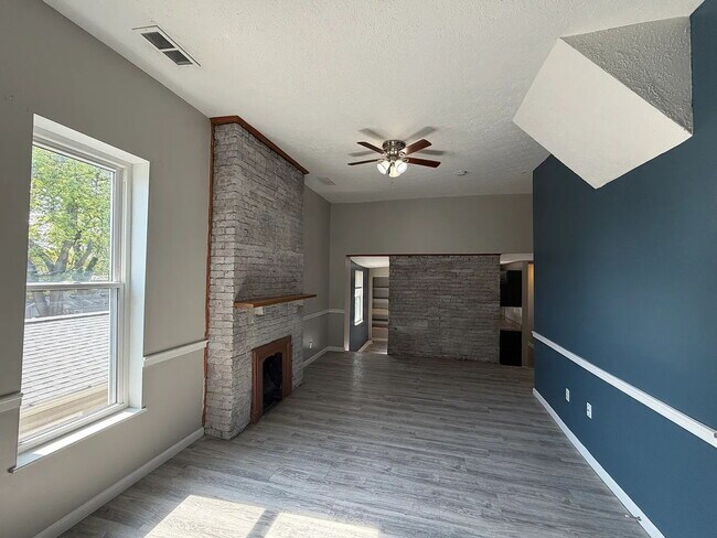 Building Photo - Charming 3-Bedroom Apartment in the Heart of Jeffersonville   All Utilities Included