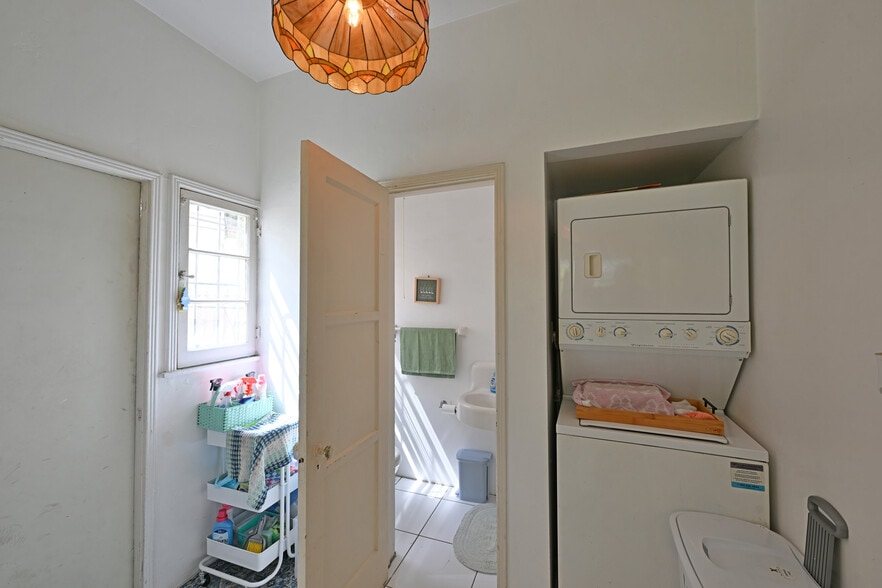 Building Photo - 657 S La Jolla Ave