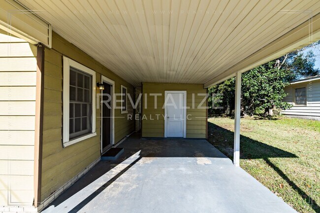 Building Photo - **Reduced Price** Adorable 3 Bedroom/1 Bat...