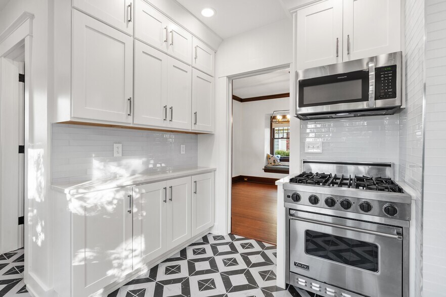 Building Photo - 127 Trowbridge St NE