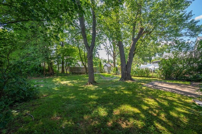 Building Photo - Spacious five bedroom home