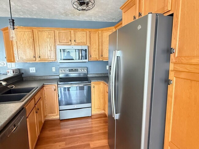 Building Photo - Beautifully decorated 3BR townhouse in Bloomington