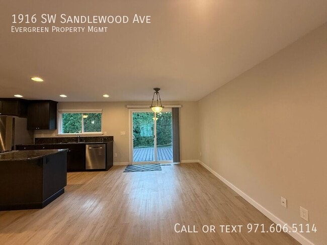 Building Photo - 1916 SW Sandlewood Ave