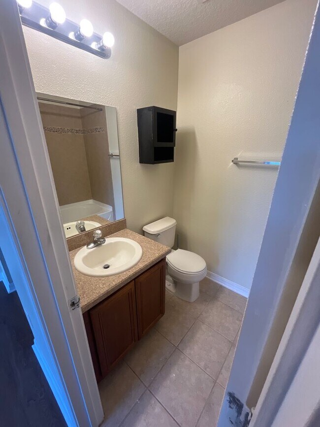 Building Photo - Stylish 2-Bed Modern Home at an Unbeatable...
