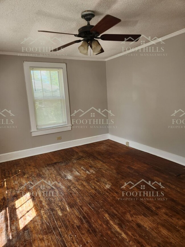 Building Photo - Cozy 1 Bed Duplex with Original Hardwood F...