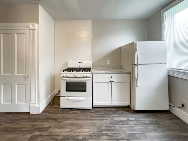 Building Photo - 700 W Powers St