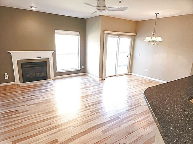 Building Photo - Perfectly Located Canyon Creek Condo - Attached Garage