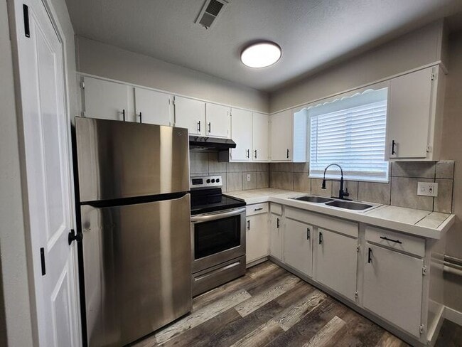 Building Photo - Remodeled 2-Bedroom | 1-Bathroom Upper-Lev...