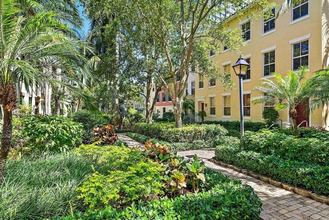 Building Photo - 696 Fern St