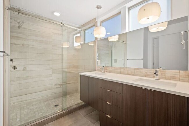 Building Photo - Impeccable Greenwood Townhome with Air Con...