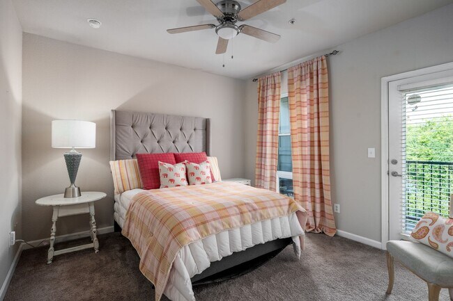 Building Photo - 600 13th St E