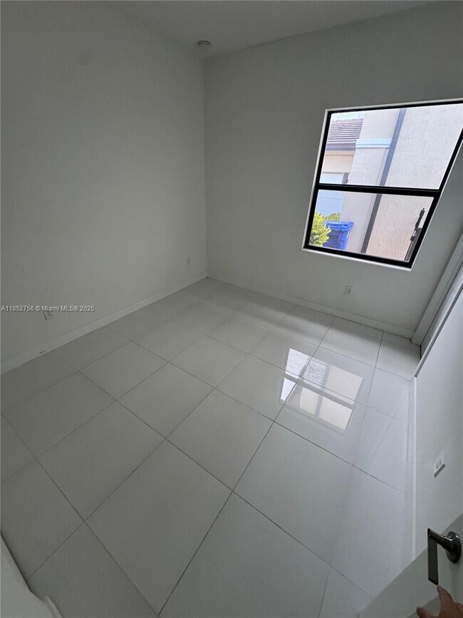 Building Photo - 4398 SW 173rd Ave