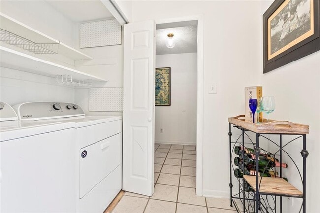 Building Photo - 2685 Meadowlawn Dr