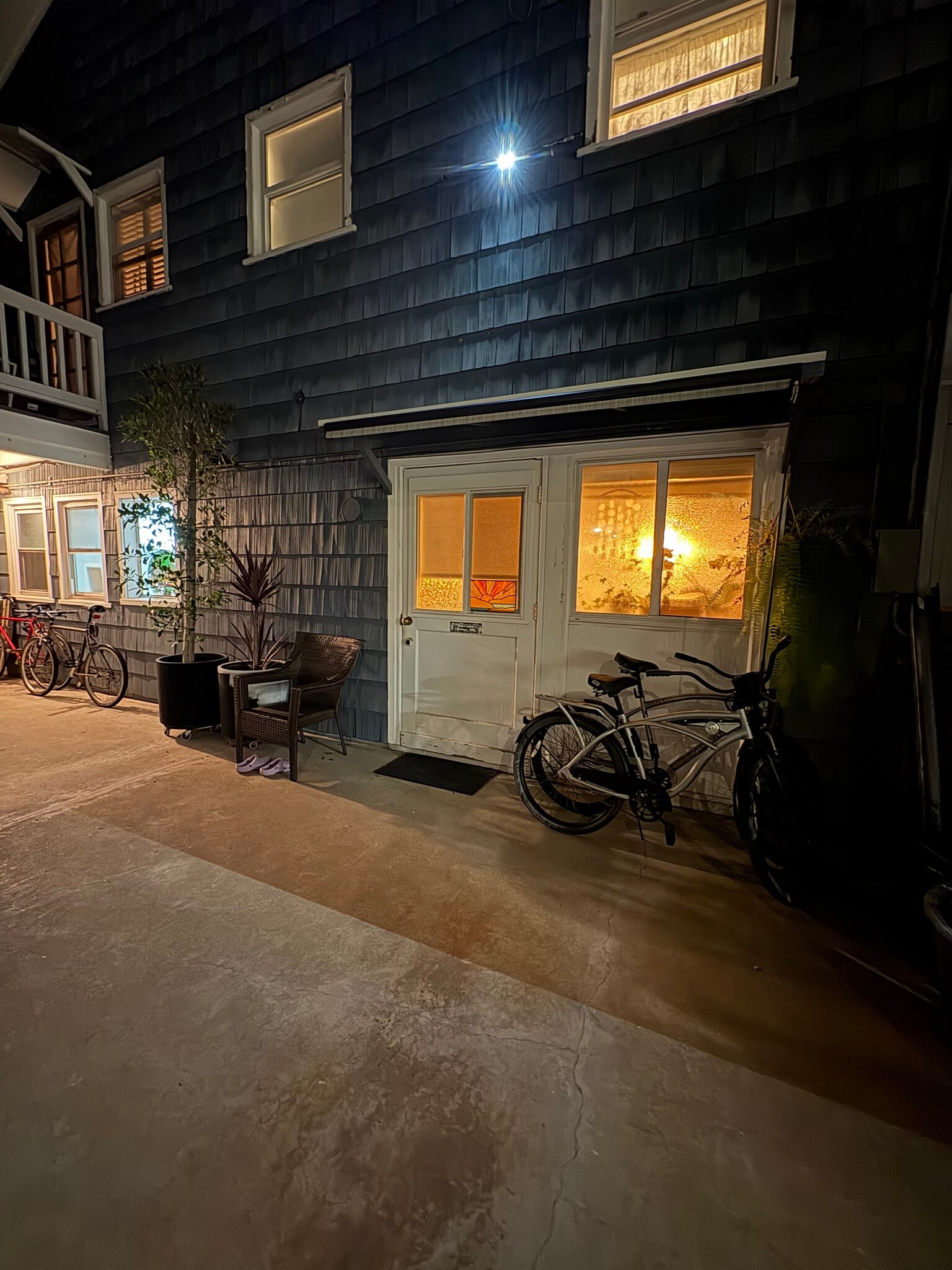 Small area for sun bathing and to safely secure your bikes right by back entrance straight to beach. - 125 26th St