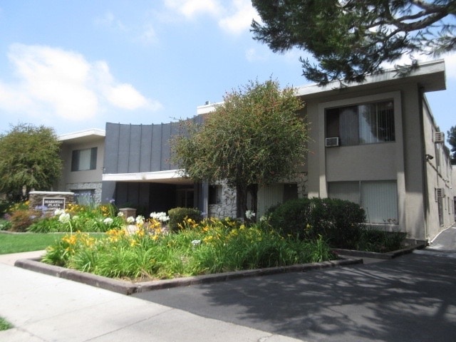 Building Photo - 11832 Magnolia Blvd