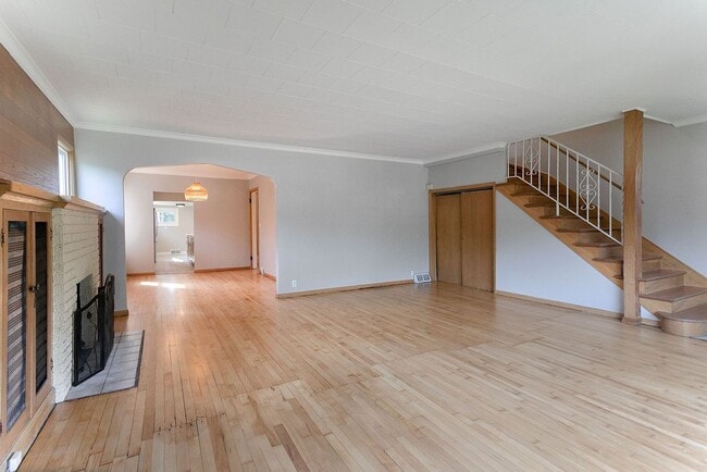 Building Photo - Updated 5 bedroom 2 bath single family house