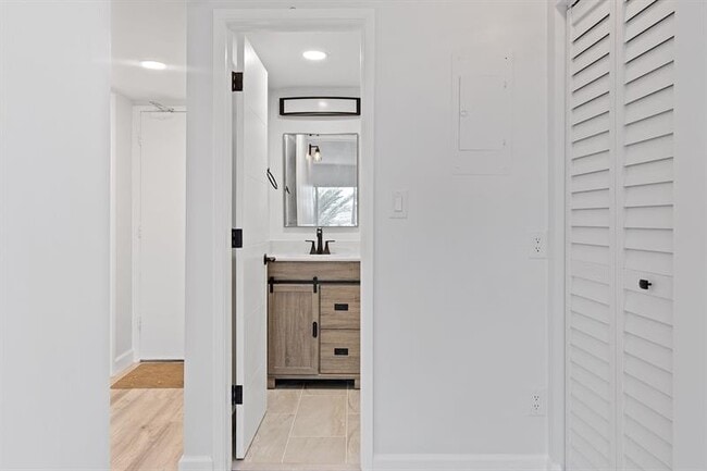 Building Photo - 2900 NE 30th St