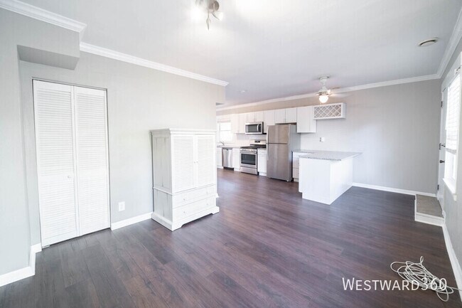 Building Photo - 921 W Winona-CH