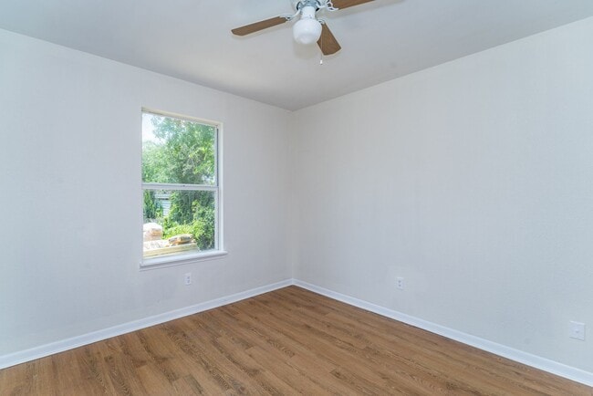 Building Photo - 3-Bedroom Duplex