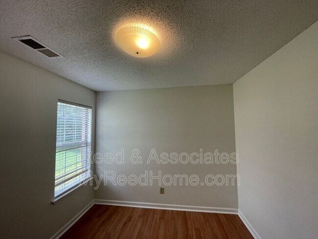 Building Photo - 1490 Estacada Way