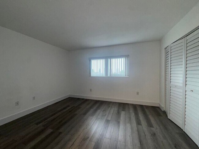 Building Photo - 2/1 Riverside Condo