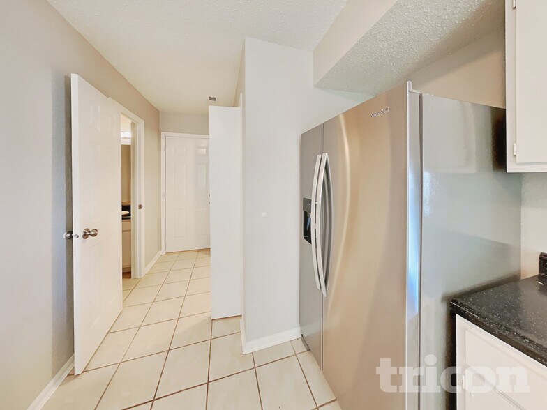 Building Photo - 644 Meadows Edge Ln
