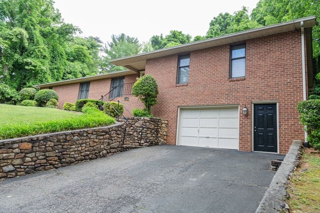 Building Photo - New Listing!