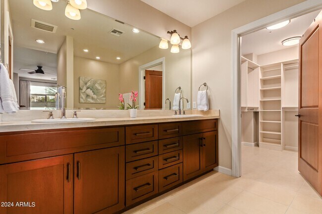 Building Photo - 4909 N Woodmere Fairway