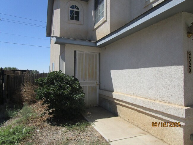 Building Photo - NW 3BR 2 1/2B 1605SF