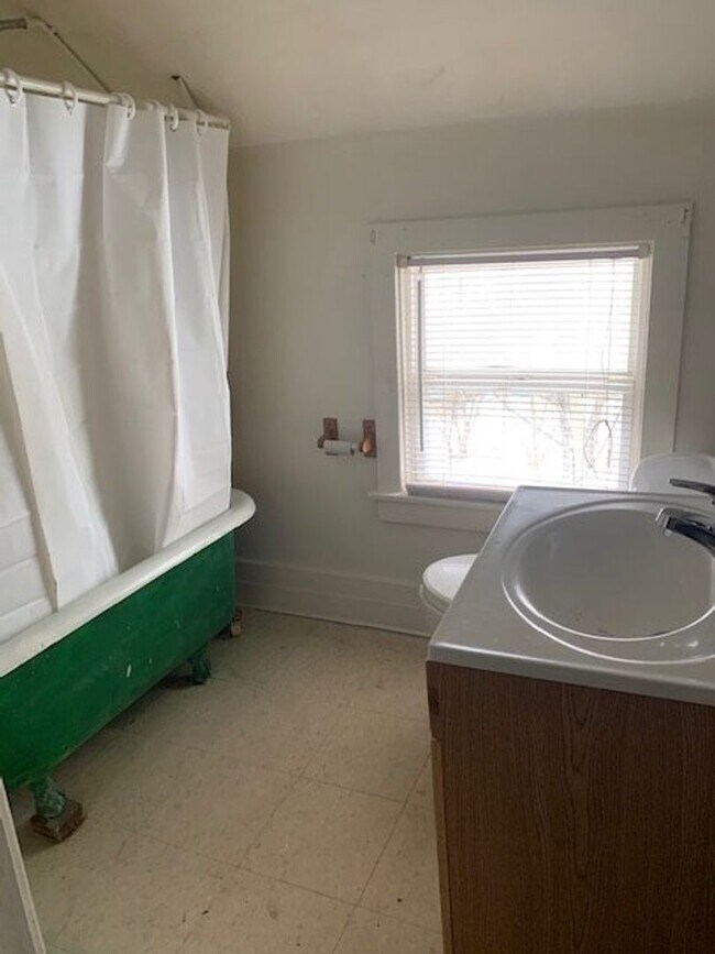 Building Photo - 3 Bedroom 1 Bath Home