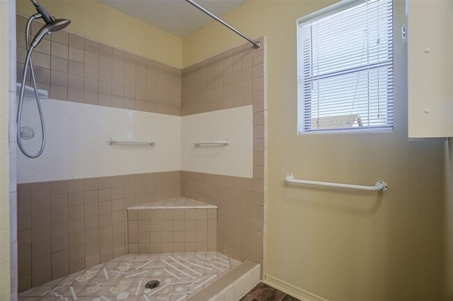 Building Photo - Home With 2 En-Suite Bedrooms in Prescott Valley