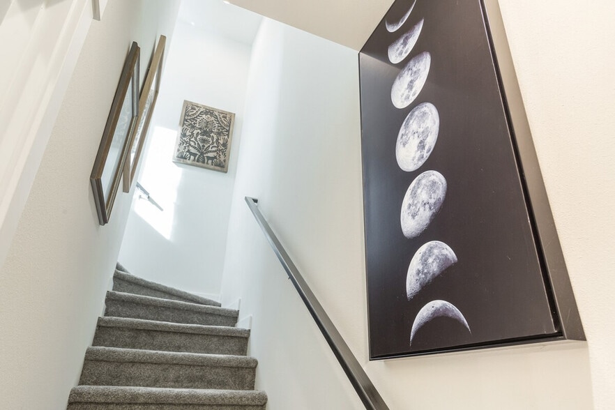 Building Photo - 9413 Roosevelt Way NE