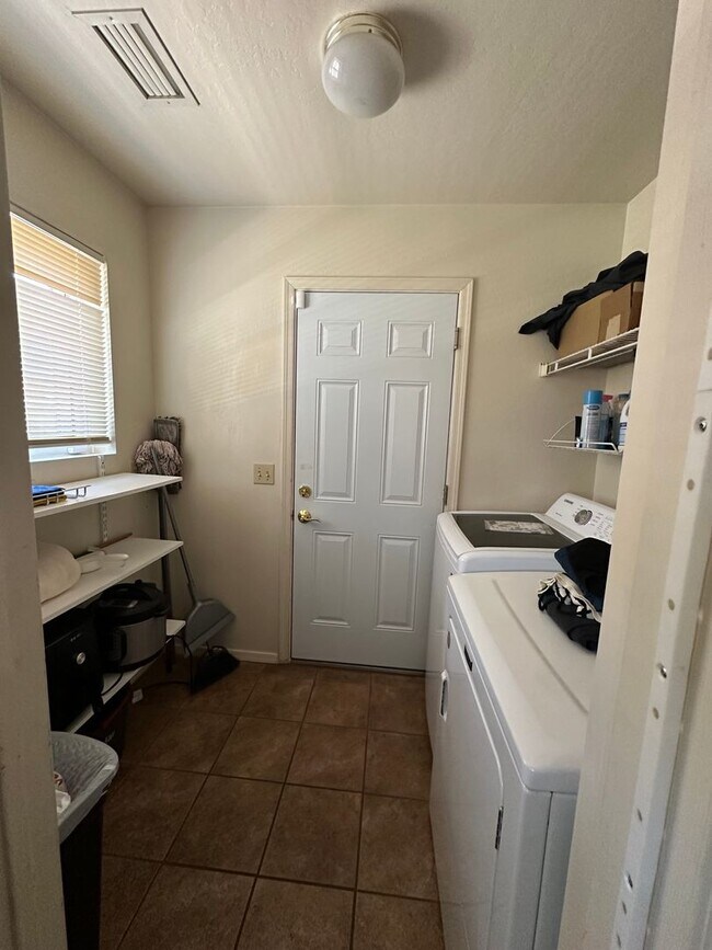 Building Photo - Beautiful two bedroom two bathroom contact...