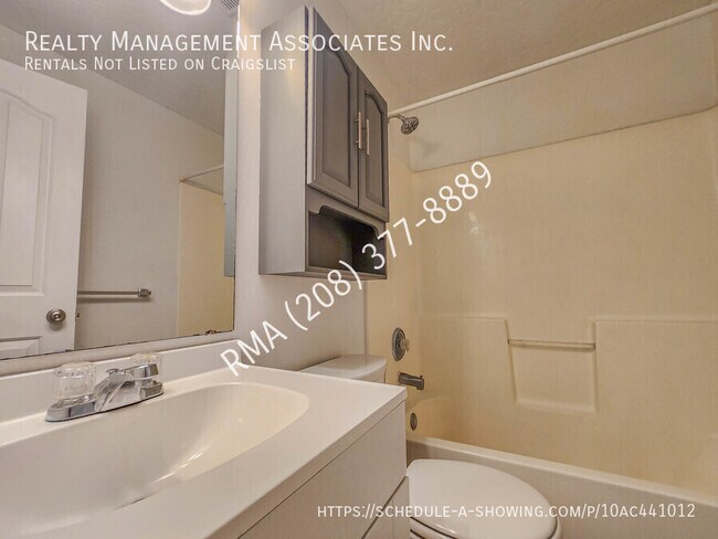 Building Photo - 2717 E Sandgate Ave