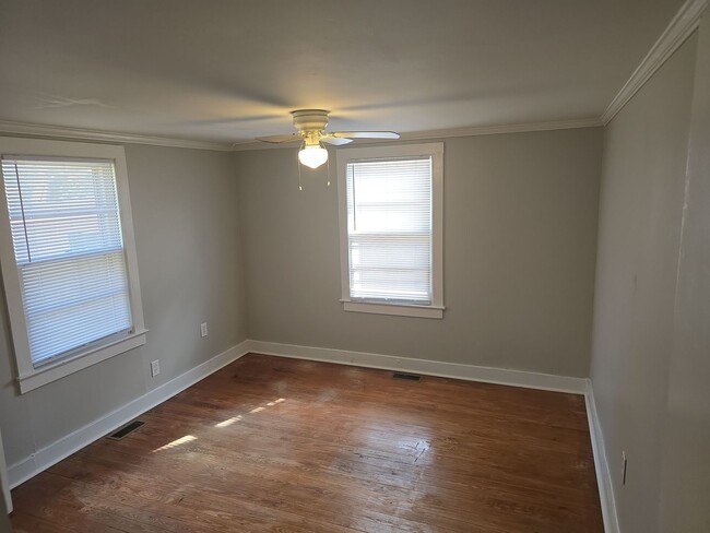 Building Photo - 2 bedroom 1 bath house right down from Edi...